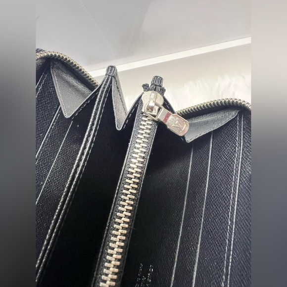 LOUIS VUITTON-CA0123 Black Epi Leather Zippy Wallet - Picture 8 of 14